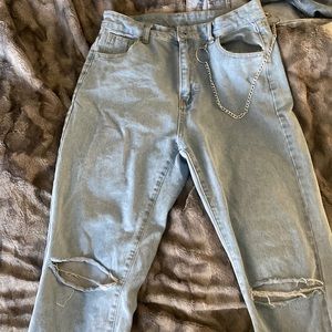 Mom jeans with chain and ripped knee